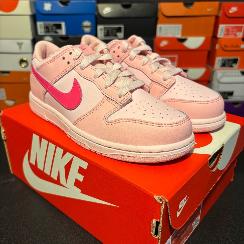 Nike dunk low triple pink